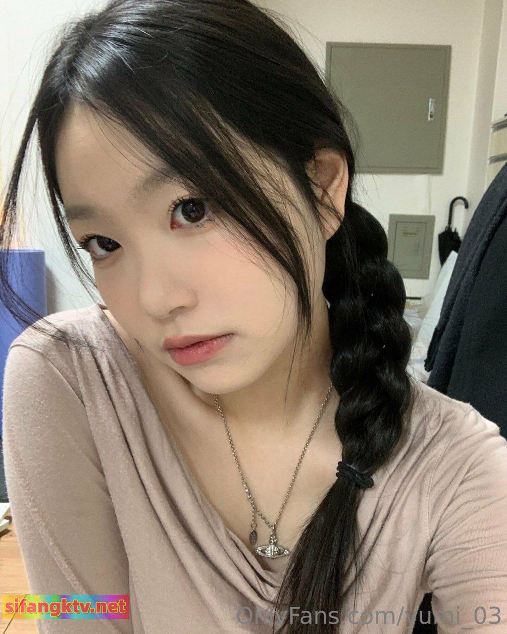 含着她两个硕大的乳峰A片メイリン モデルコレクション高清在线观看